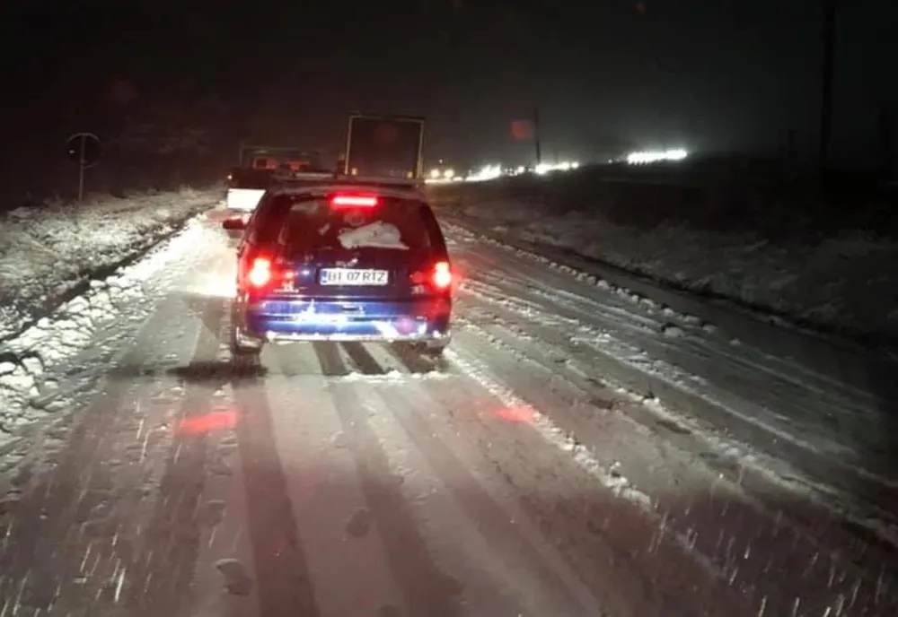 Trafic blocat la prima ninsoare din această iarnă