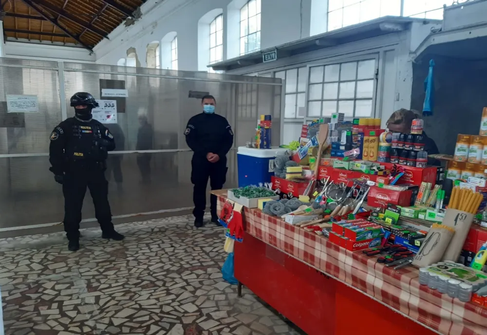 Razie cu mascați în Piața Centrală din Botoșani. S-au confiscat peste două tone de produse alimentare