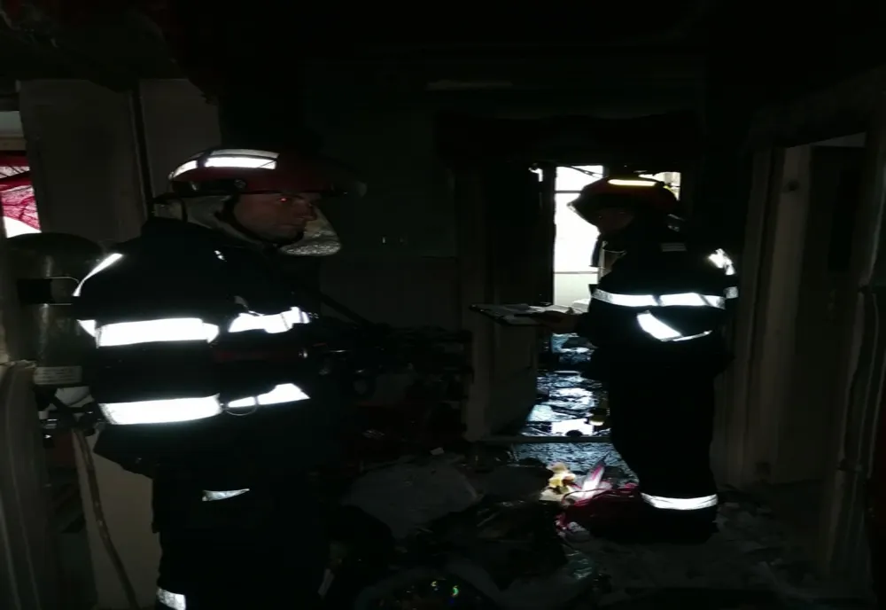 La un pas de tragedie! 23 de persoane evacuate! Focul a pornit de la o lumânare lăsată nesupravegheată
