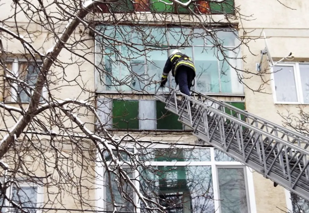 S-a trezit cu pompierii în casă din cauza unui vecin îngrijorat
