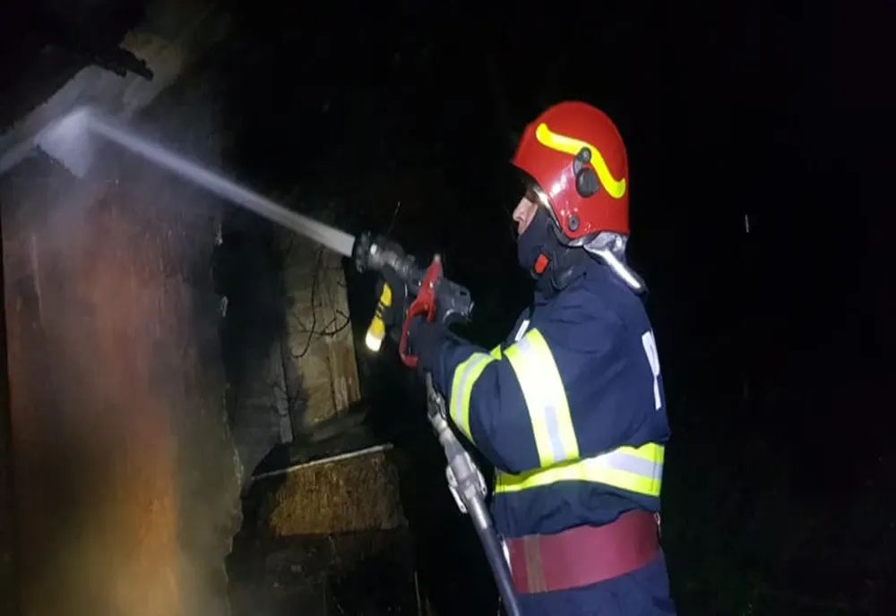 Locuință distrusă de jarul căzut din sobă! Un bărbat a ajuns la spital