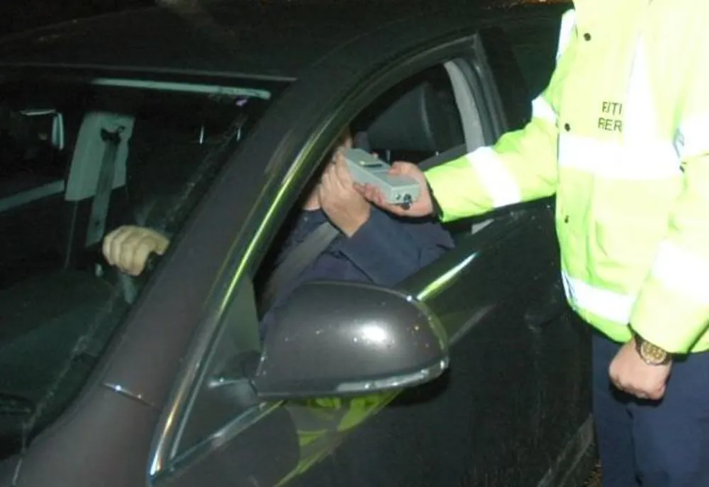Tânăr depistat în timp ce conducea un autoturism fără permis și cu o alcoolemie de 0,76 mg/l