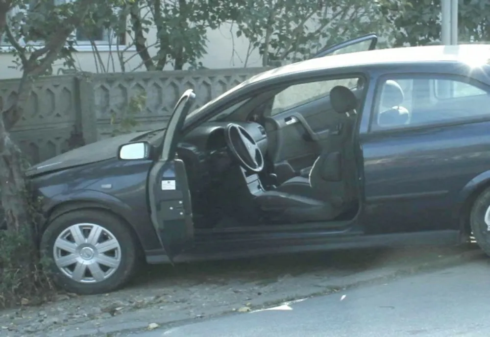 La 17 ani s-a urcat la volan și a produs un accident