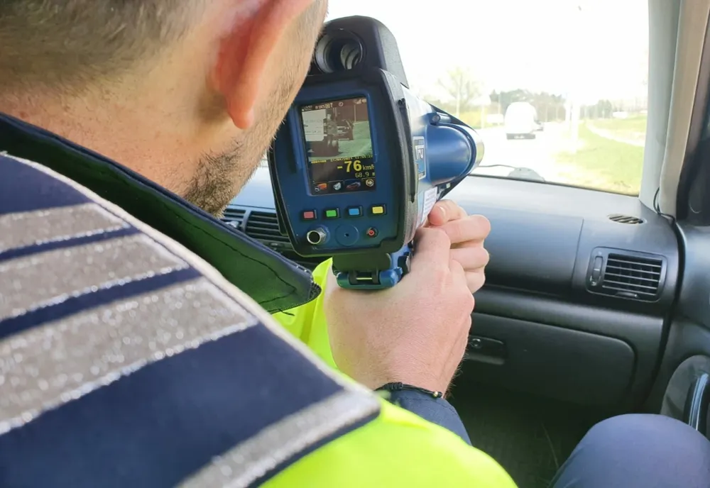 Surprins de radar cu 120 km/h. Ce au descoperit polițiștii când l-au oprit