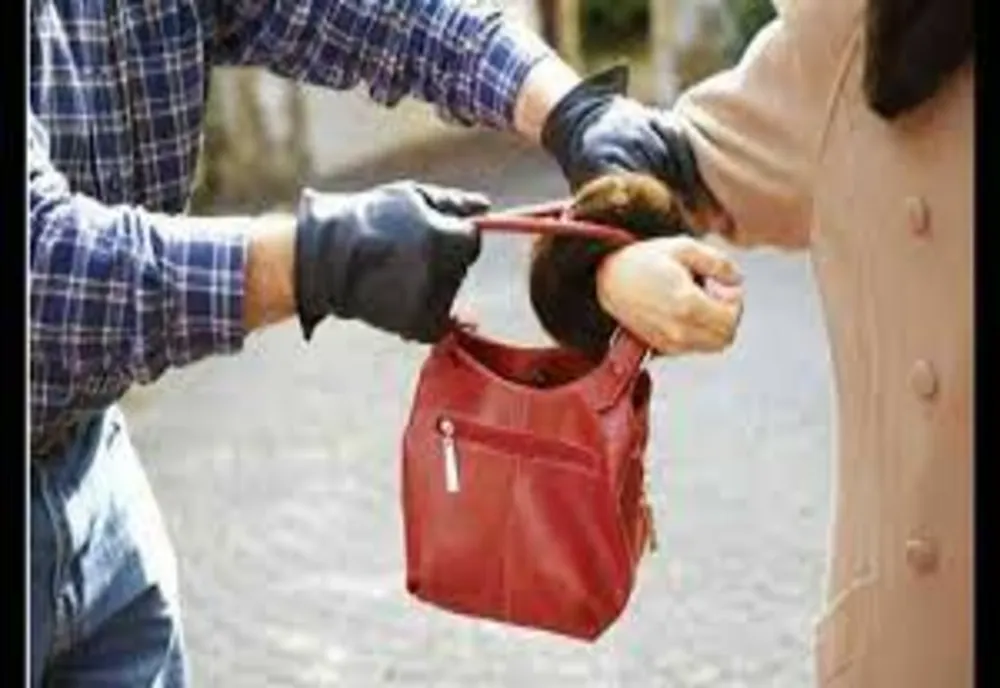 Tâlhărită în plină stradă pentru 100 de lei