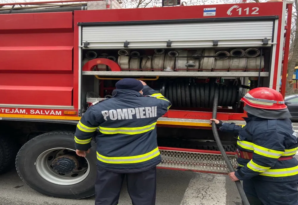 Izolația unei clădiri în flăcări din cauza unei motocicelete care a luat foc