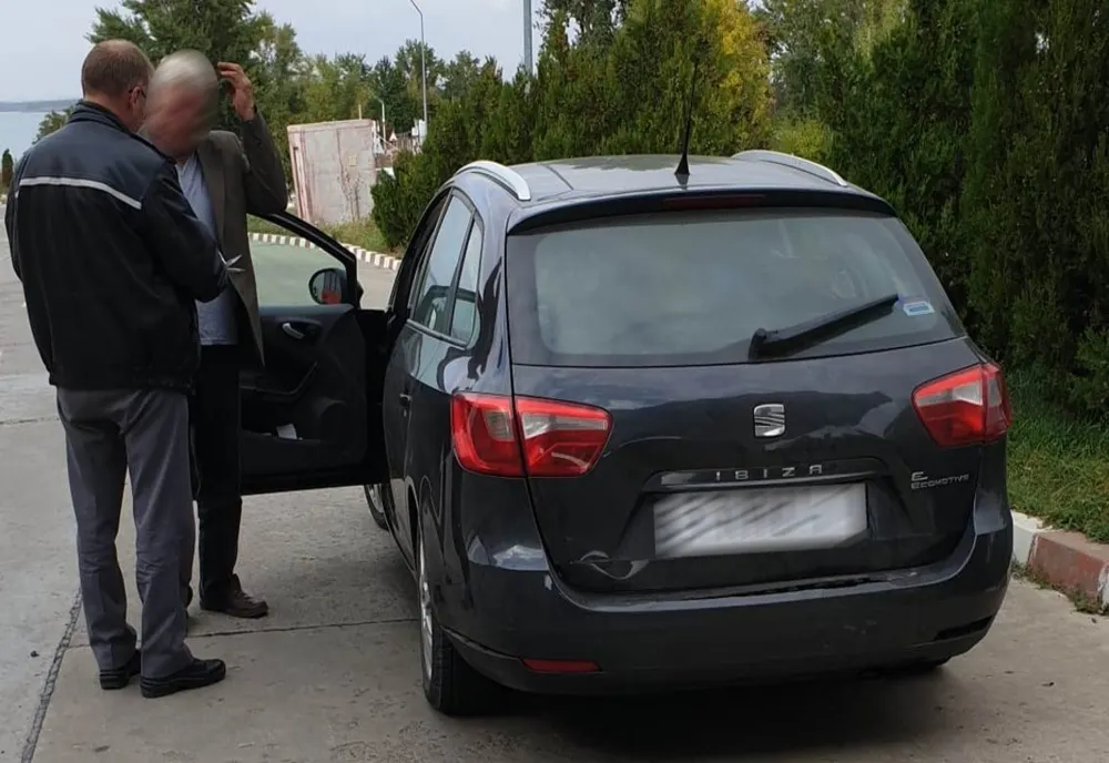 S-a prezentat la controlul de frontieră conducând un autovehicul radiat din circulaţie 