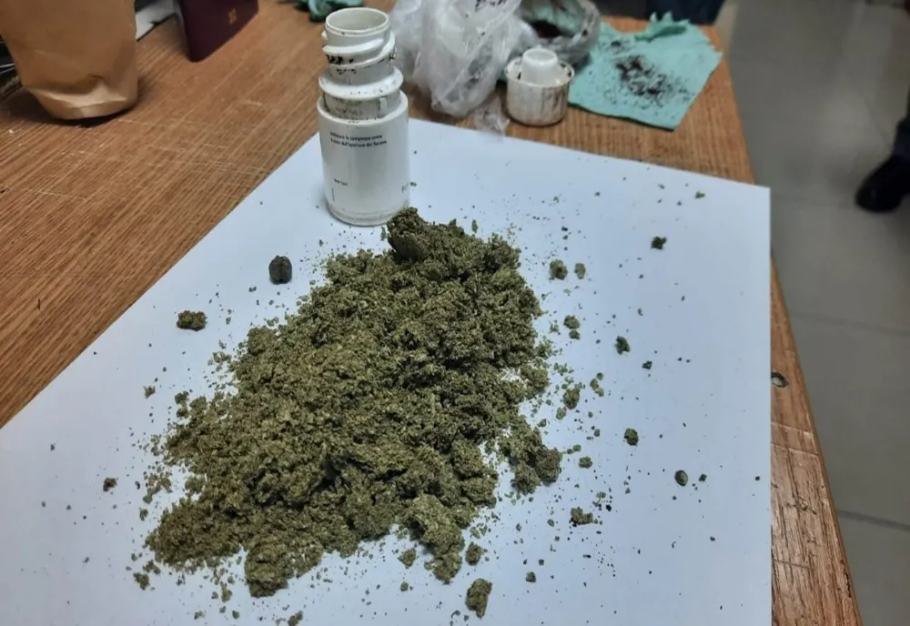 Droguri ascunse într-un flacon de medicamente descoperite la controlul de frontieră 