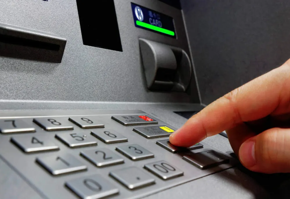 O nouă metodă de furt din bancomat șochează: umărul surferului. Cum sunt alese victimele?