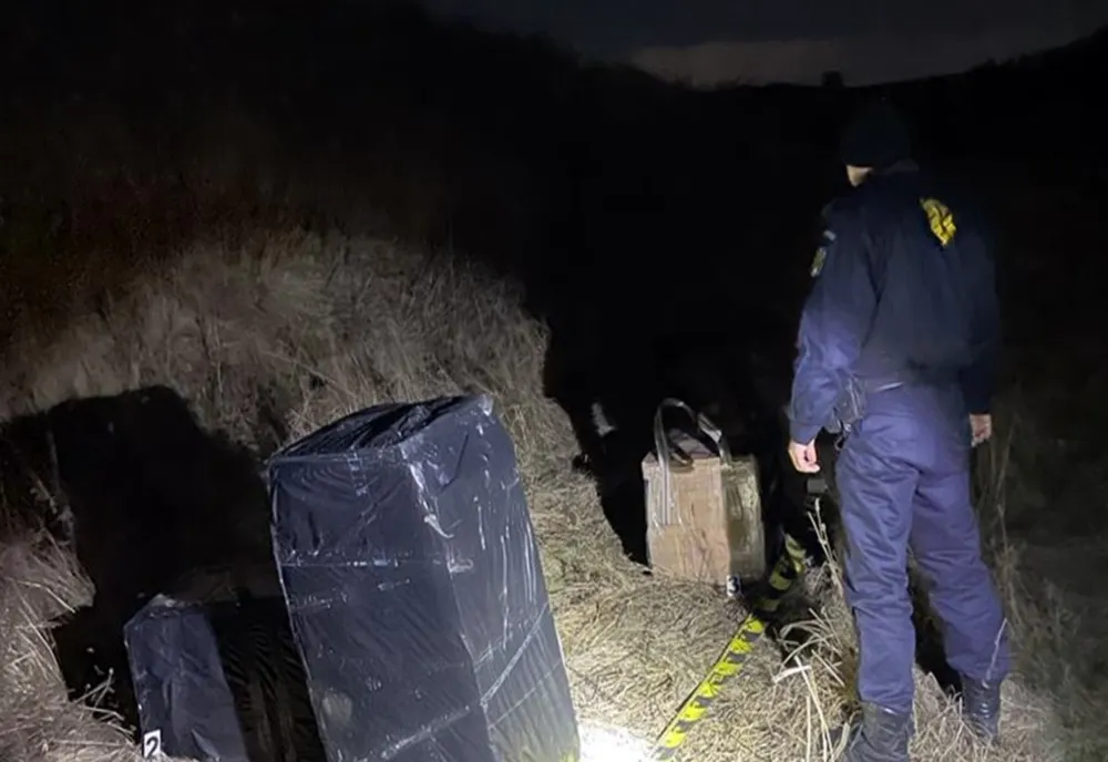 FOCURI DE ARMĂ la frontiera cu Ucraina! Ţigări de contrabandă, în valoare de aproximativ 91.000 de lei, confiscate de polițiști