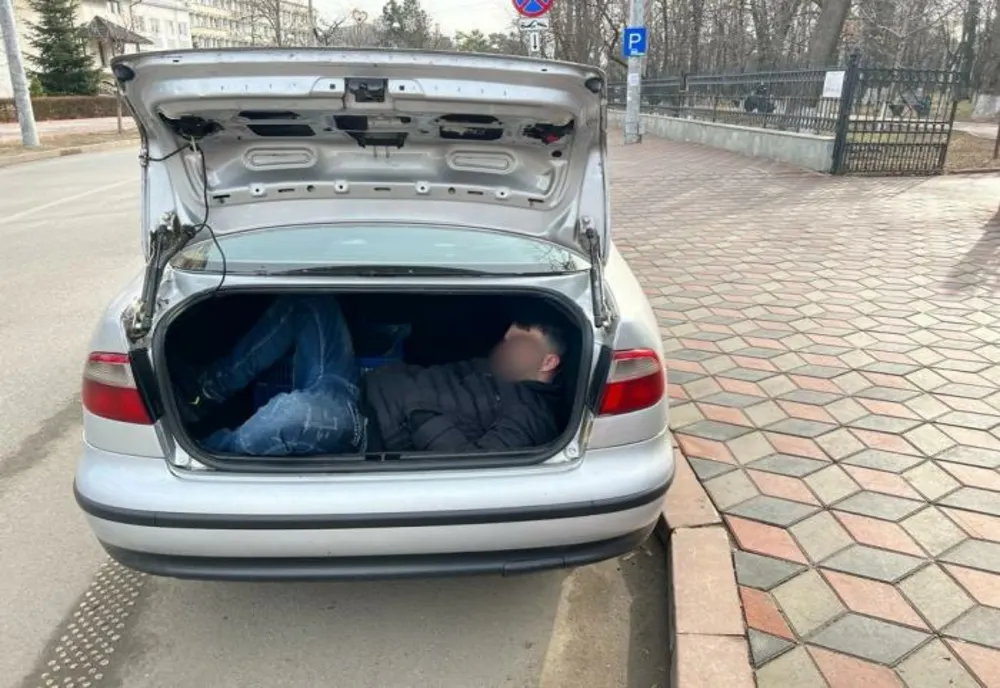 Un botoșănean la un pas de infarct: a găsit în portabagajul mașinii sale un bărbat dormind!