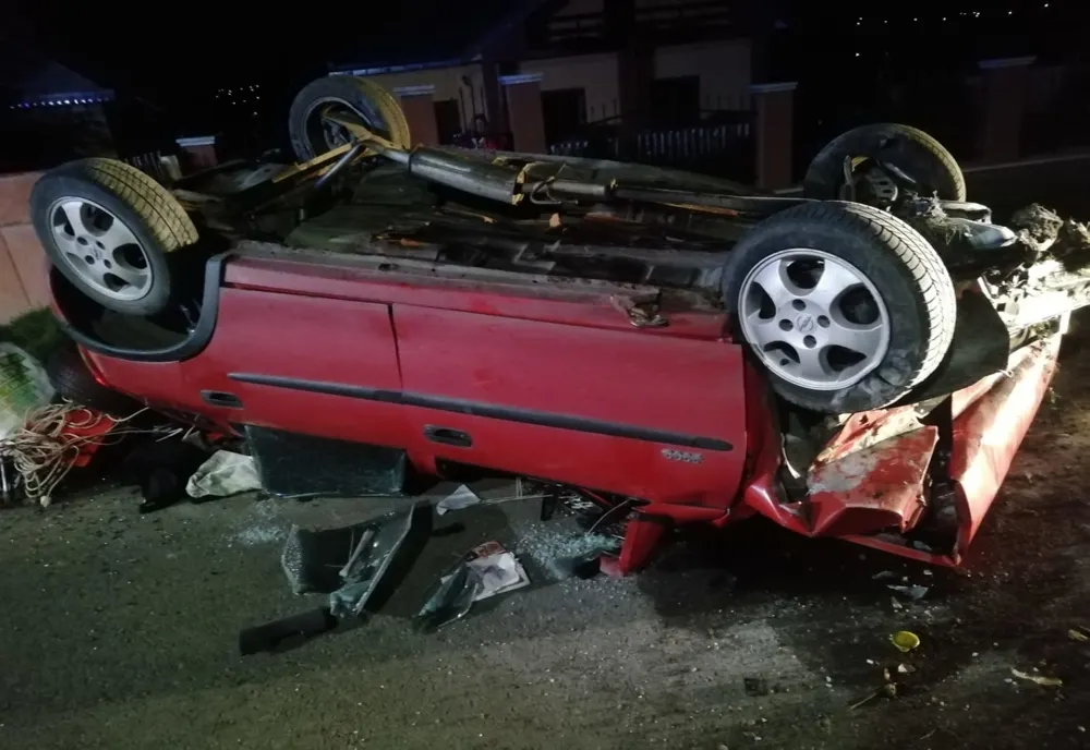 Un șofer din Suceava s-a răsturnat cu mașina! Două persoane, rănite