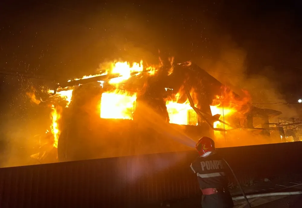 Incendiu violent în județul Botoșani! Flăcările puteau fi observate de la câțiva kilometri distanță.