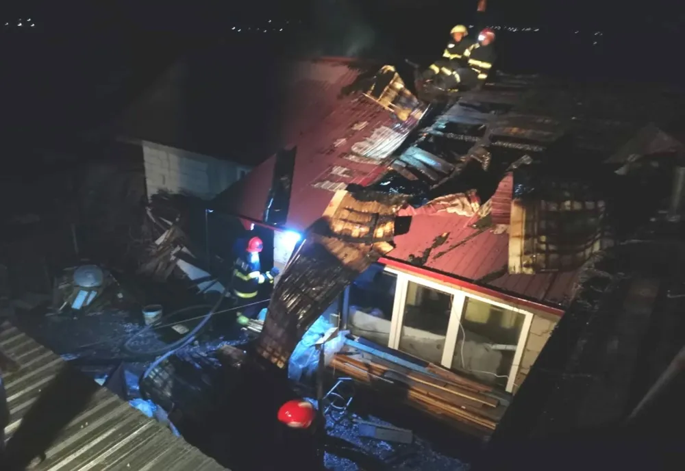 Un coș de fum neprotejat termic față de materialele combustibile a pus în pericol două gospodării
