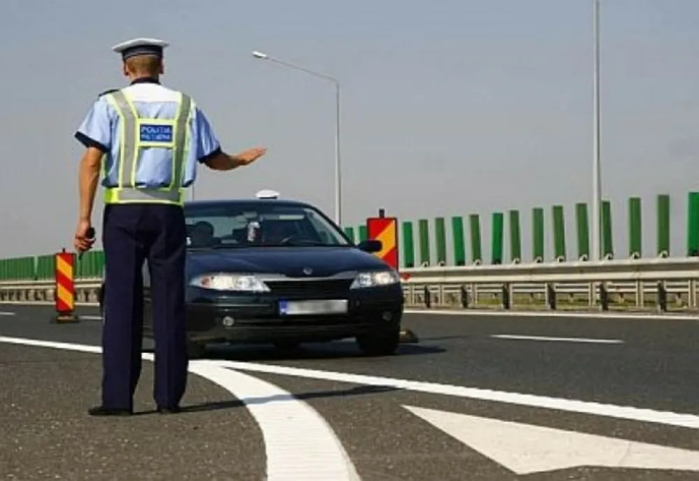 Depistat la volanul unui autoturism neînmatriculat și cu număr fals, băut și fără permis