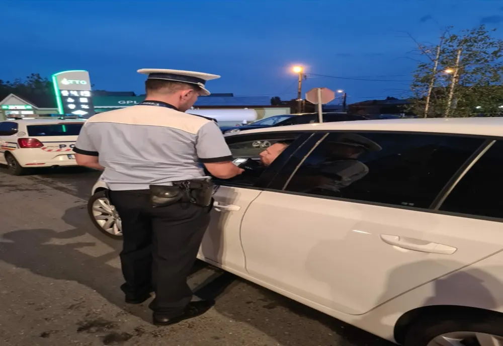 S-a urcat la volan, deși nu avea permis! Acum are dosar penal