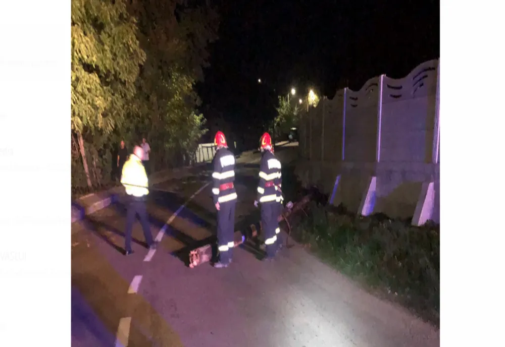 Traficul rutier blocat pe un singur sens, pe o stradă din Dorohoi, din cauza unui TIR care a rupt un stâlp de telefonie