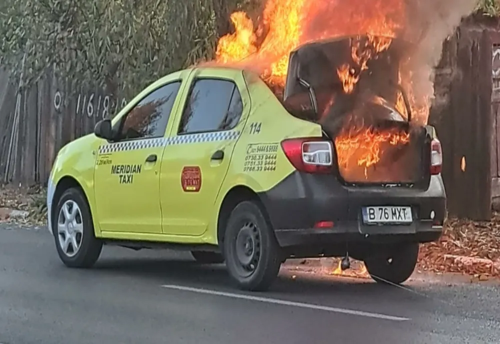 Taxi cuprins de flăcări, pe strada Primăverii din municipiul Botoșani