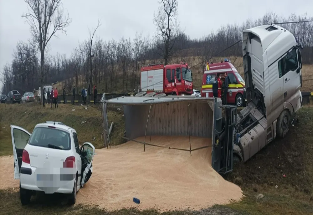 Impact între un TIR și un autoturism condus de un bărbat de 84 de ani la Santa Mare