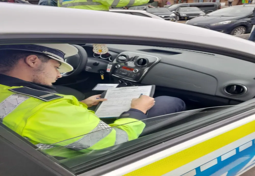 Contrabandist de țigări prins fără asigurare obligatorie la autoturism. Bărbatul a fost amendat și a rămas și fără mașină
