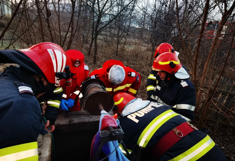 Un bărbat a căzut într-o fântână. Strigătele sale de ajutor au fost auzite de un trecător
