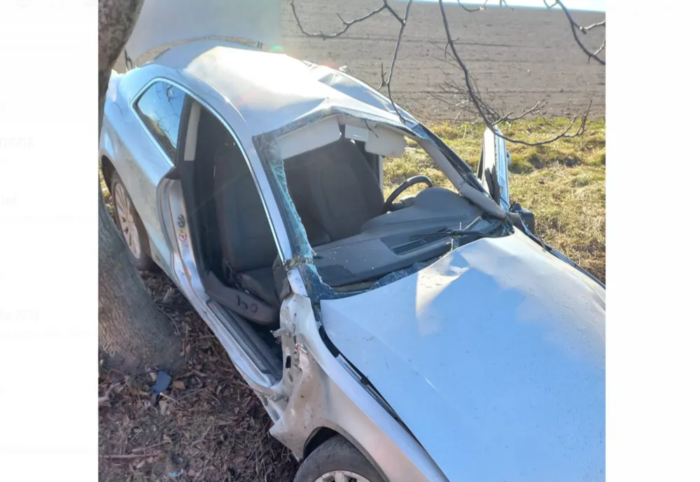 Doi tineri au scăpat cu viață după ce mașina în care se aflau a ieșit de pe carosabil