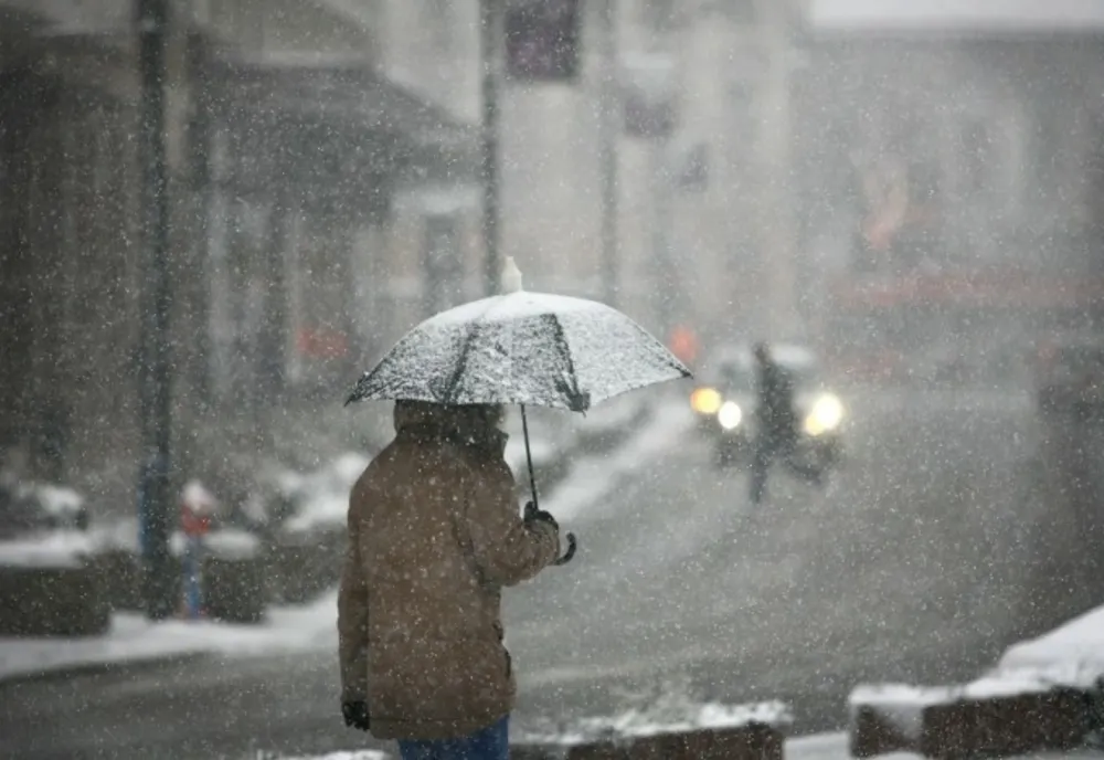 Prognoza meteo 9 noiembrie. Temperaturile scad brusc. Se anunță ploaie, lapoviță și ninsori