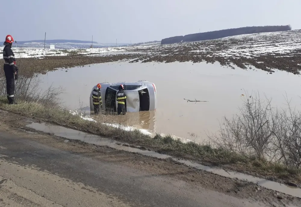 Autoturism scăpat de sub control, răsturnat într-o baltă