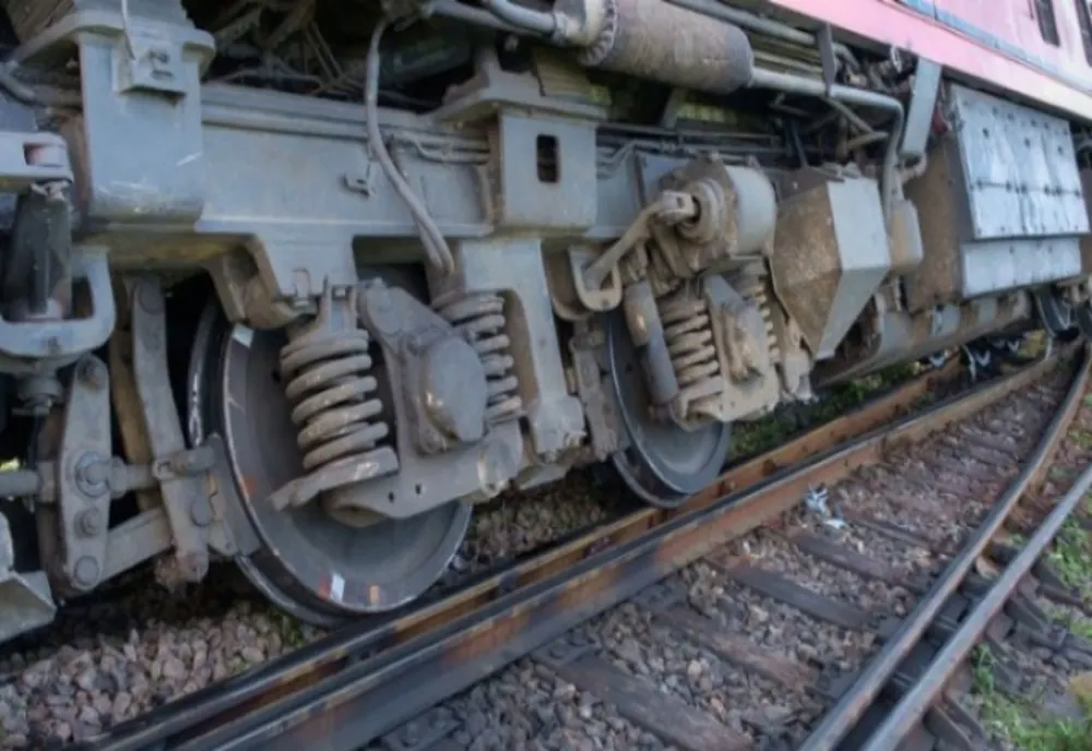 TRAFIC FEROVIAR TEMPORAR OPRIT PE SECȚIA MĂLNAȘ BĂI - HM BICSADU OLTULUI; UN TREN A DERAIAT