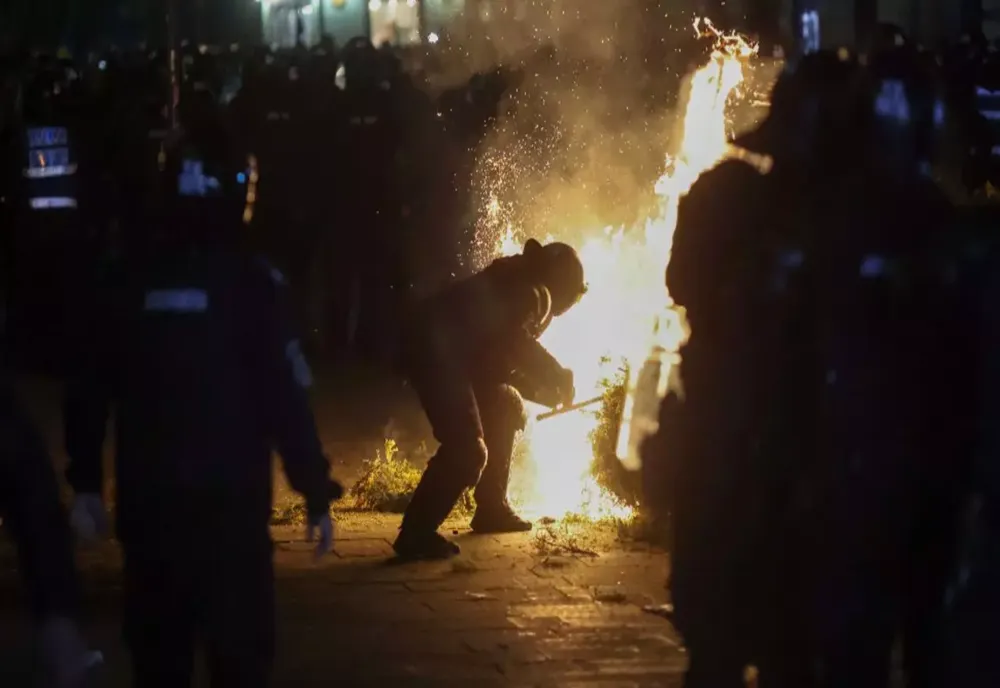 AUTORITĂȚILE AU DISPUS O CERCETARE LA FAȚA LOCULUI DUPĂ VIOLENȚELE DIN FAȚA BEC