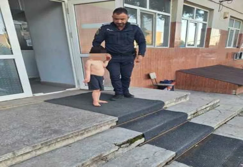 COPIL DE 4 ANI, GĂSIT DEZORIENTAT PE STRADĂ ÎN BOTOȘANI DUPĂ CE A CĂZUT DE LA ETAJUL 1