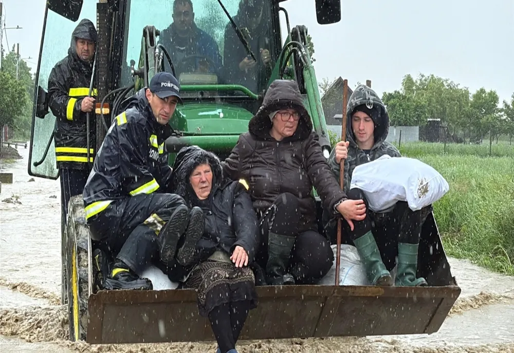 EVACUARE DRAMATICĂ ÎN BOTOȘANI: LOCALNICI SALVAȚI CU BULDOZERE DIN CALEA APELOR