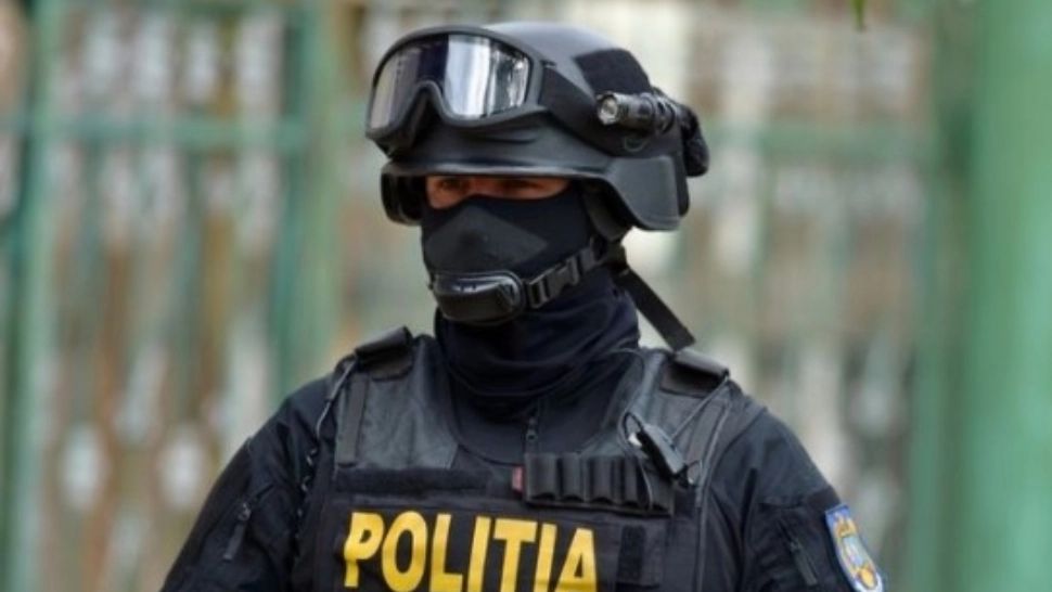 Șofer turc, arestat după o captură uriașă de țigări și produse false la Fetești