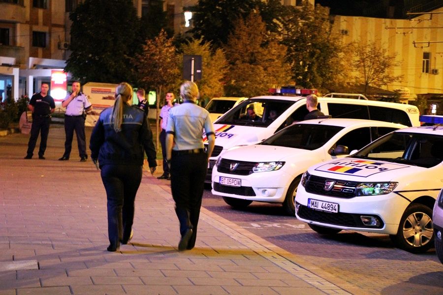 politisti descinderi in baruri (10)