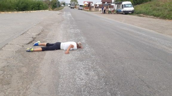 femeie pe strada smurd (5)