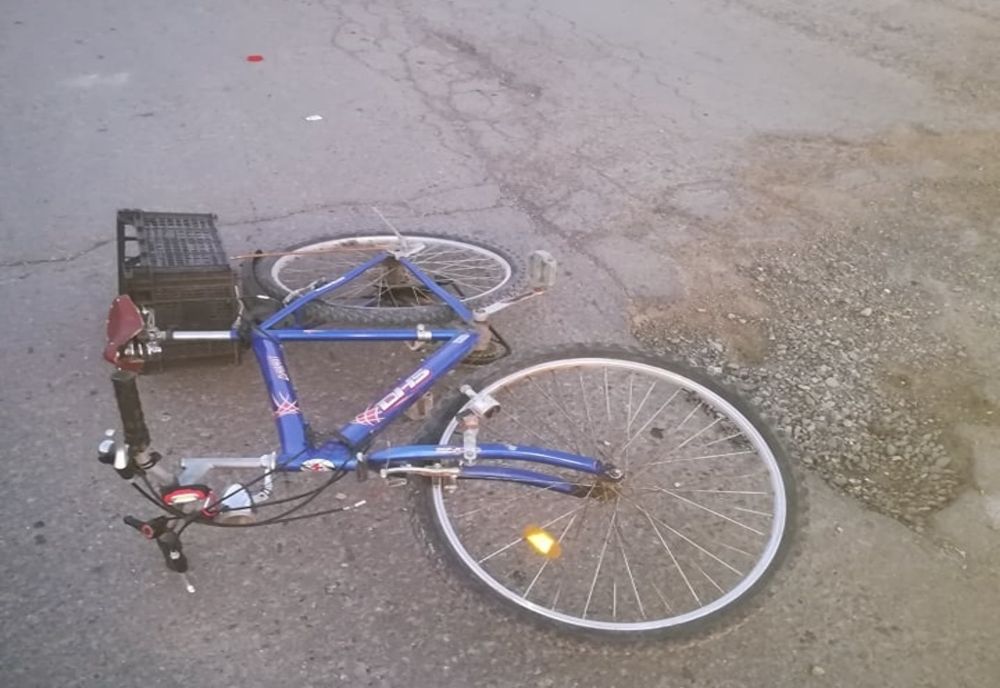 Biciclist transportat după ce a fost izbit de o autoutilitară