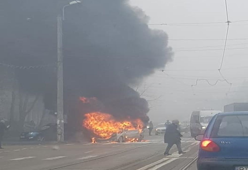 Mașină în flăcări pe o stradă din Botoșani FOTO