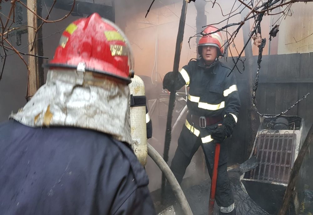 Un bărbat și cinci copii trensportați la spital după ce le-a luat foc casa