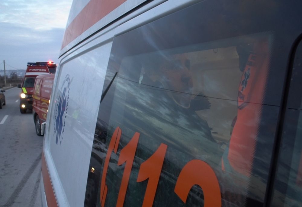 Tânăr rănit după ce a intrat cu mopedul într-un cap de pod