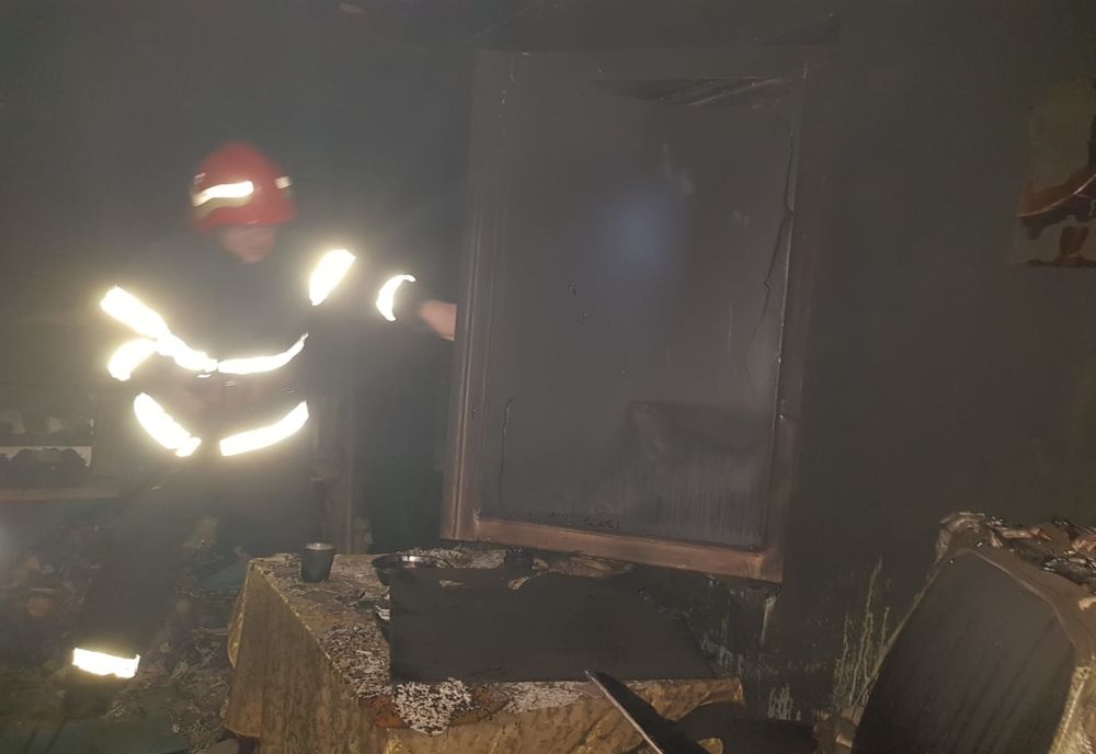 Incendiu la Strahotin. O femeie cu patru copii a rămas fără casă FOTO