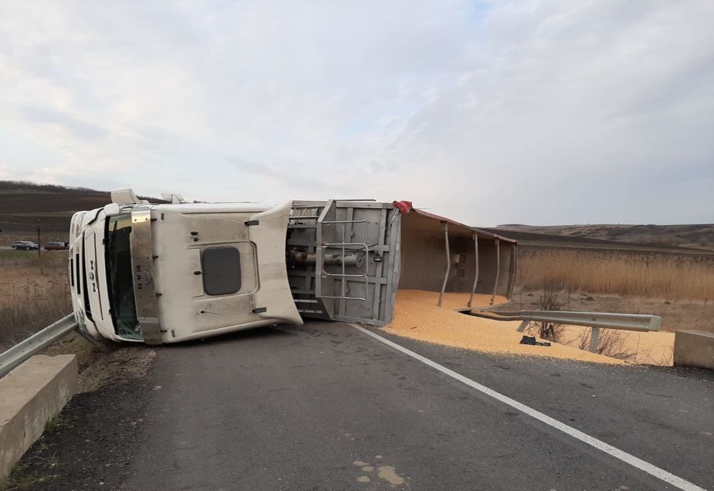 Un camion încărcat cu cereale s-a răsturnat. Un drum național a fost blocat FOTO