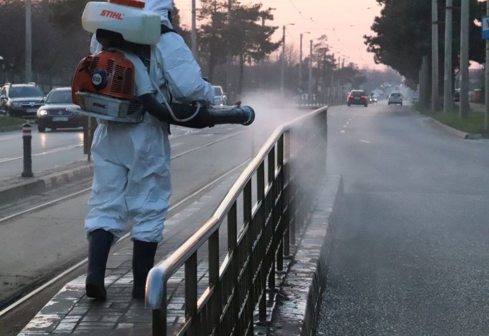 Dezinfecție în stațiile de tramvai și pe trotuare FOTO&VIDEO