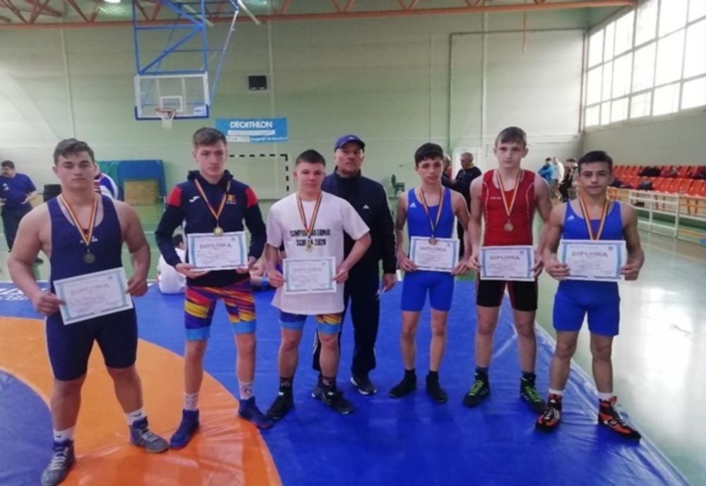 O medalie de aur și cinci de bronz la turneul final al CNȘ la lupte