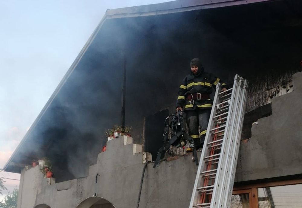 INCENDIU. Casă distrusă în urma unui scurtcircuit electric FOTO