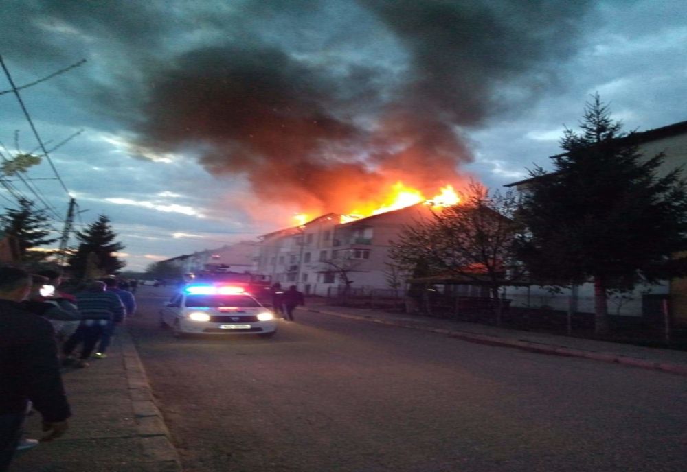 Incendiu în orașul Bucecea. Acoperișul unui bloc a ars în totalitateFOTO&VIDEO