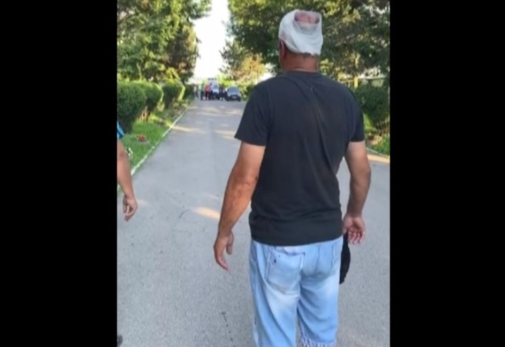 Angajat al Stațiunii Popăuți transportat cu ambulanța la spital. A fost lovit cu o rangă în cap VIDEO