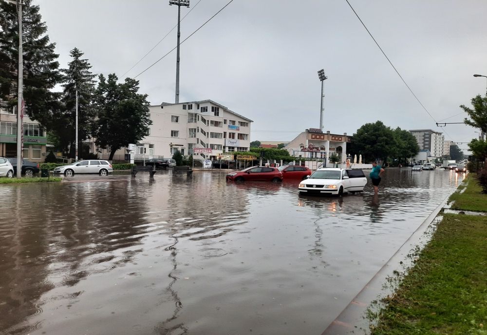 Botoșaniul sub ape. VEZI cu arată municipiul după o ploaie torențială FOTO&VIDEO