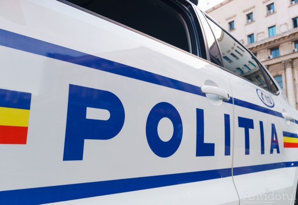 Două persoane au ajuns la spital după ce o șoferiță a depășit neregulamentar