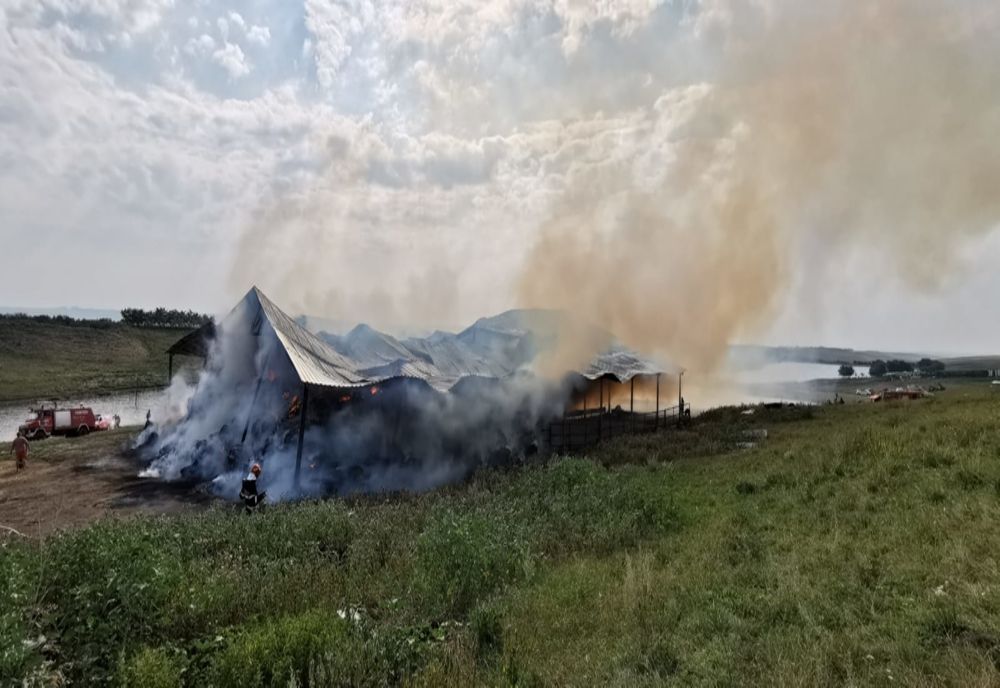 24 de ore de luptă cu flăcările pentru pompierii din Botoșani (FOTO)