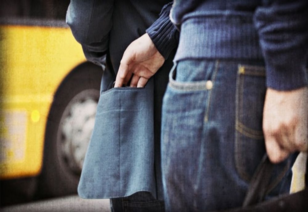 Tânăr agresat și lăsat fără portofelul cu bani